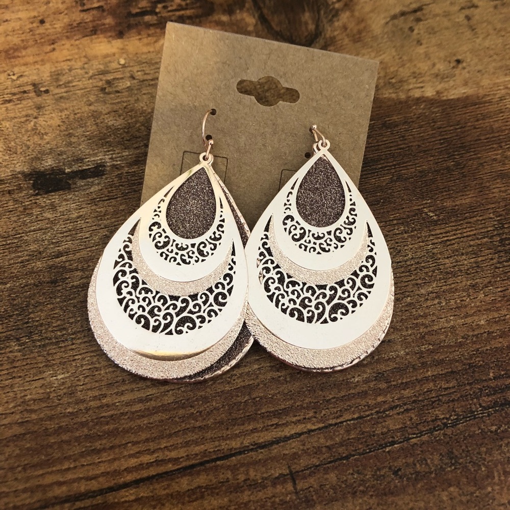 🔥NWOT Sparkly RoseGold Earrings